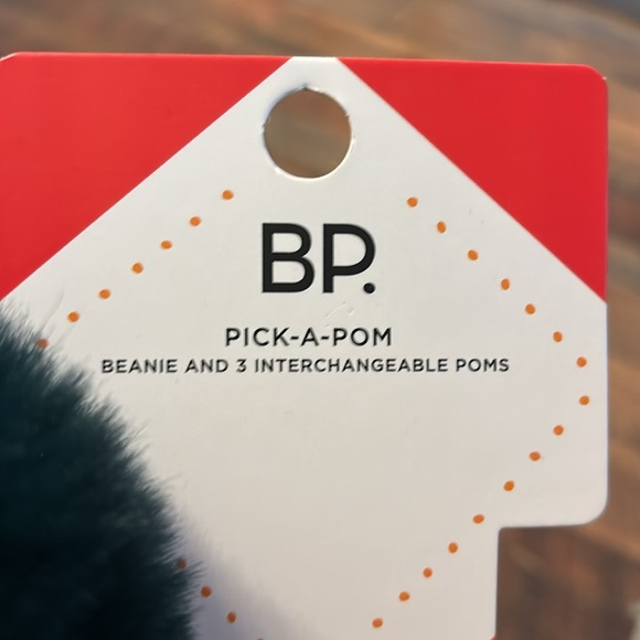 NWT BP beanie with 3 interchangeable poms - Picture 4 of 5